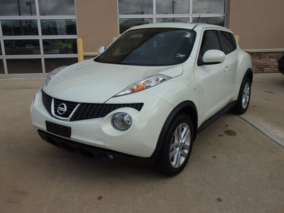 nissan juke 2011 white sl gasoline 4 cylinders front wheel drive automatic 77656