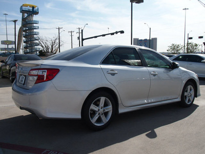 toyota camry 2012 silver sedan se gasoline 4 cylinders front wheel drive automatic 76011