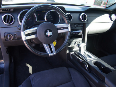 ford mustang 2005 black coupe v6 deluxe gasoline 6 cylinders rear wheel drive automatic 76567