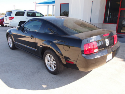 ford mustang 2005 black coupe v6 deluxe gasoline 6 cylinders rear wheel drive automatic 76567