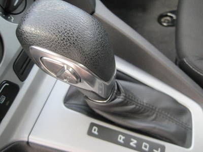 ford focus 2012 white hatchback 5dr hb se flex fuel 4 cylinders front wheel drive automatic 77578