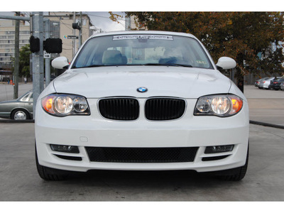 bmw 1 series 2009 white coupe 128i gasoline 6 cylinders rear wheel drive 6 speed manual 77002