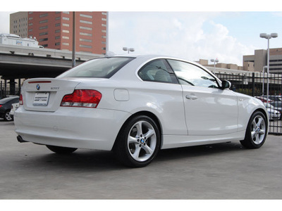 bmw 1 series 2009 white coupe 128i gasoline 6 cylinders rear wheel drive 6 speed manual 77002