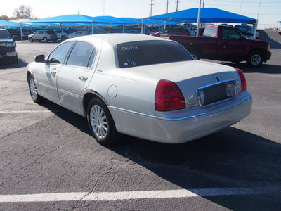 lincoln town car 2005 white sedan signature gasoline 8 cylinders rear wheel drive automatic 76234