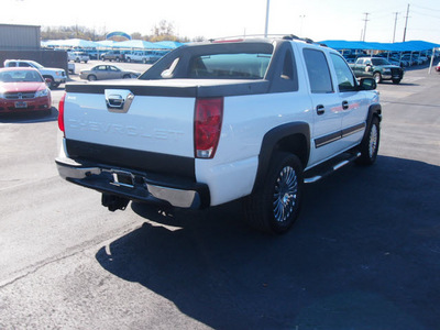 chevrolet avalanche 2004 white 1500 gasoline 8 cylinders rear wheel drive automatic 76234