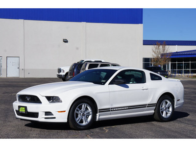 ford mustang 2013 white coupe v6 gasoline 6 cylinders rear wheel drive automatic 79407