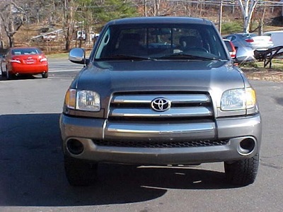 toyota tundra 2004 gray sr5 access cab 4x4 gasoline 6 cylinders 4 wheel drive 06019