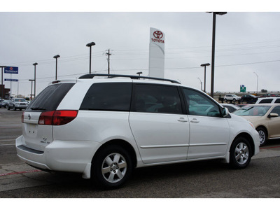 toyota sienna 2005 white van xle 7 passenger gasoline 6 cylinders front wheel drive automatic 76543