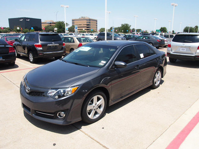 toyota camry 2012 gray sedan se gasoline 4 cylinders front wheel drive 6 speed automatic 76053