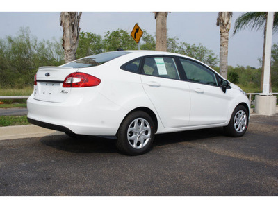 ford fiesta 2013 white sedan se gasoline 4 cylinders front wheel drive automatic 78550