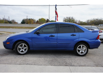 ford focus 2005 dk  blue sedan zx4 ses gasoline 4 cylinders front wheel drive 5 speed manual 78666