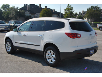 chevrolet traverse 2012 white suv ls gasoline 6 cylinders front wheel drive automatic with overdrive 77090