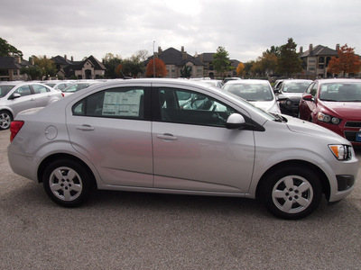 chevrolet sonic 2013 silver sedan ls gasoline 4 cylinders front wheel drive not specified 77090