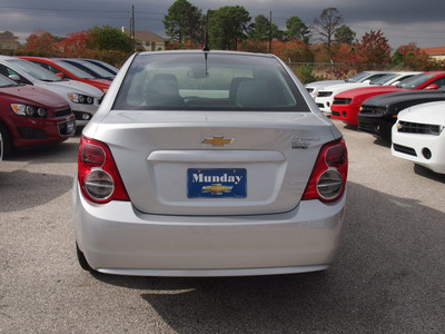 chevrolet sonic 2013 silver sedan ls gasoline 4 cylinders front wheel drive not specified 77090