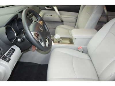 toyota highlander hybrid 2013 classic silver suv hybrid 6 cylinders all whee drive not specified 91731