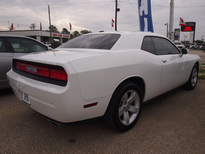 dodge challenger 2011 white coupe se flex fuel 6 cylinders rear wheel drive automatic 77539