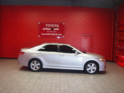 toyota camry 2011 silver sedan se gasoline 4 cylinders front wheel drive automatic 76116