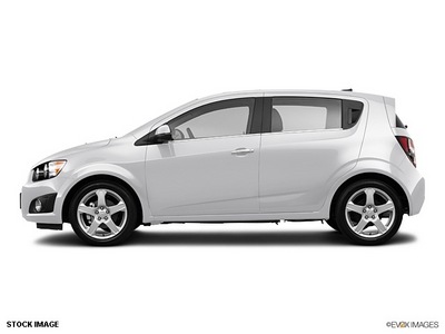 chevrolet sonic 2013 off white hatchback gasoline 4 cylinders front wheel drive 6 spd auto lpo,all wthr flr mats lpo,cargo net 77090