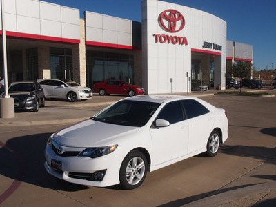 toyota camry 2012 white sedan se gasoline 4 cylinders front wheel drive automatic 76049