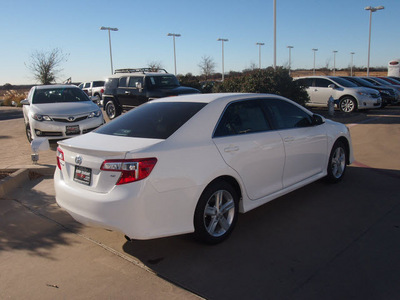 toyota camry 2012 white sedan se gasoline 4 cylinders front wheel drive automatic 76049