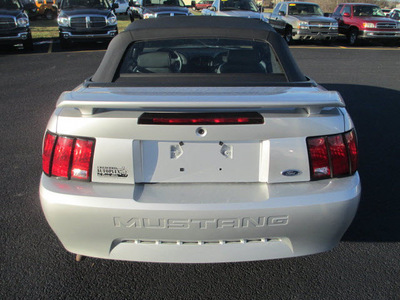 ford mustang 2004 silver deluxe gasoline 6 cylinders rear wheel drive automatic 62863