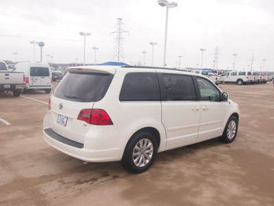 volkswagen routan 2012 white van se 6 cylinders automatic 76108