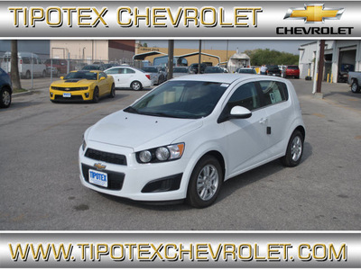 chevrolet sonic 2013 off white hatchback lt gasoline 4 cylinders front wheel drive automatic 78521