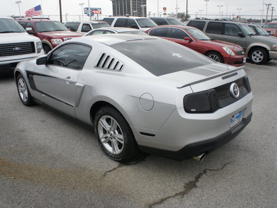 ford mustang 2010 gray coupe v6 gasoline 6 cylinders rear wheel drive automatic 75062