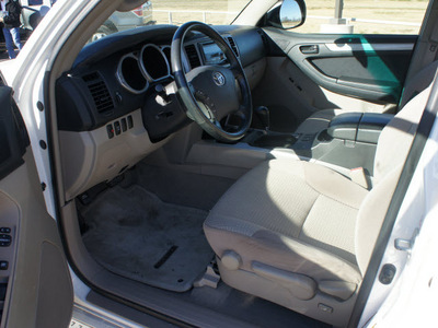 toyota 4runner 2004 white suv sr5 gasoline 8 cylinders 4 wheel drive automatic 75119