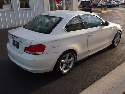 bmw 1 series 2010 white coupe 128i gasoline 6 cylinders rear wheel drive automatic with overdrive 77802