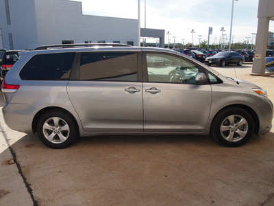 toyota sienna 2011 silver van le gasoline 6 cylinders front wheel drive 6 speed automatic 77090