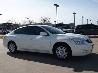 nissan altima 2010 white sedan 2 5 gasoline 4 cylinders front wheel drive automatic 76018