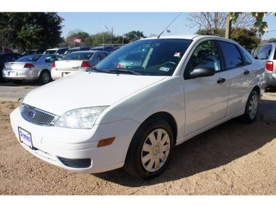 ford focus 2007 white sedan zx4 s 4 cylinders automatic 78748