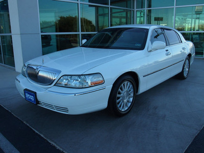 lincoln town car 2004 white sedan signature gasoline 8 cylinders rear wheel drive 4 speed automatic 76206