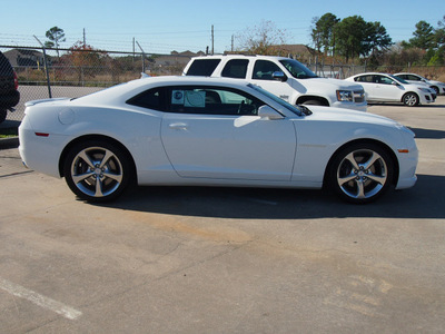 chevrolet camaro 2013 white coupe ss 8 cylinders manual 77090