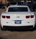 chevrolet camaro 2013 white coupe ss 8 cylinders manual 77090
