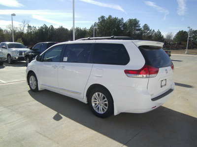 toyota sienna 2013 white van xle 8 passenger gasoline 6 cylinders front wheel drive automatic 75569