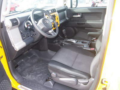 toyota fj cruiser 2010 yellow suv sr gasoline 6 cylinders 2 wheel drive automatic 76053