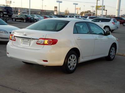 toyota corolla 2011 white sedan le gasoline 4 cylinders front wheel drive automatic 77074