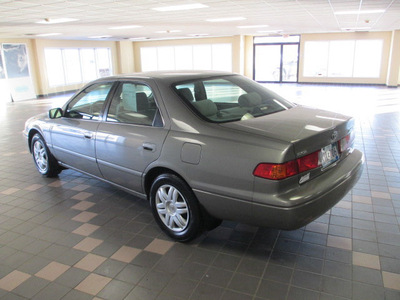toyota camry 2001 lt  green sedan le gasoline 4 cylinders front wheel drive automatic 55811