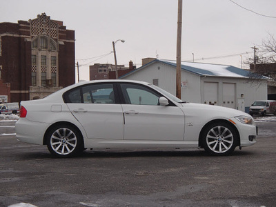 bmw 3 series 2011 white sedan 328xi gasoline 6 cylinders all whee drive shiftable automatic 61832