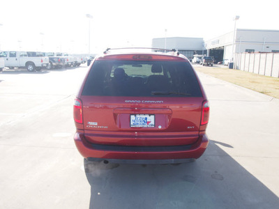 dodge grand caravan 2005 red van sxt 6 cylinders automatic 76108