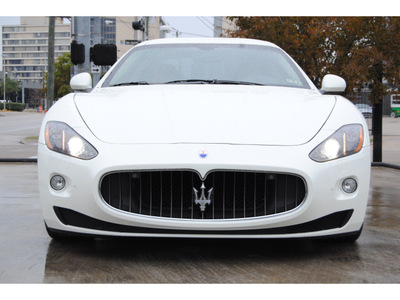 maserati granturismo 2010 white coupe s 8 cylinders automatic 77002