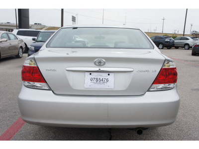 toyota camry 2005 silver sedan le 4 cylinders automatic 76543