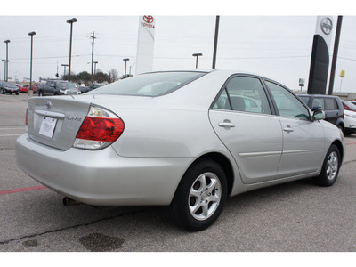 toyota camry 2005 silver sedan le 4 cylinders automatic 76543