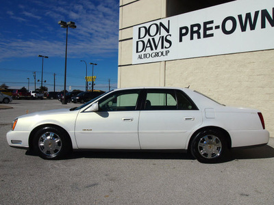 cadillac deville 2005 white sedan gasoline 8 cylinders front wheel drive automatic 76011