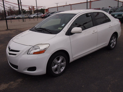 toyota yaris 2008 white sedan 4 cylinders automatic 77301