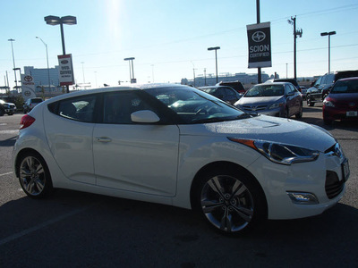 hyundai veloster 2013 white coupe gasoline 4 cylinders front wheel drive 6 speed manual 76011