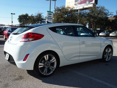 hyundai veloster 2013 white coupe gasoline 4 cylinders front wheel drive 6 speed manual 76011