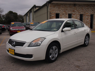 nissan altima 2008 white sedan 2 5 s gasoline 4 cylinders front wheel drive automatic 78744